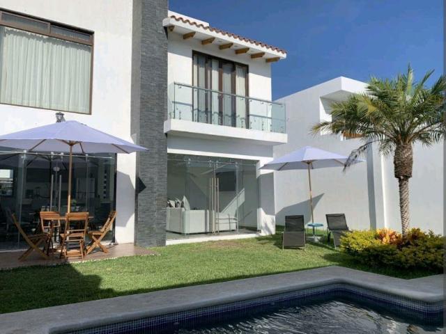 Casa con alberca y seguridad en fraccionamiento de Tequesquitengo