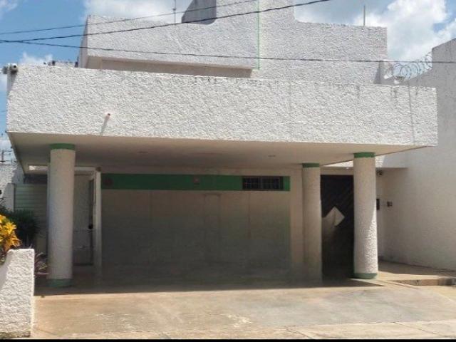 Casa con alberca y paneles solares