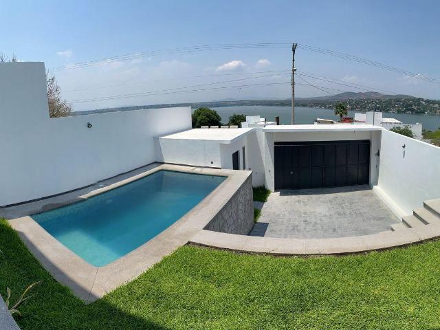 Casa con alberca y vista al lago de Tequesquitengo