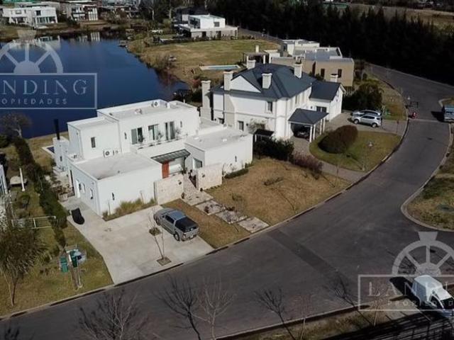 Casa con Amarra a la Laguna de 3 dormitorios 1 en PB en Barrio Náutico Albanueva