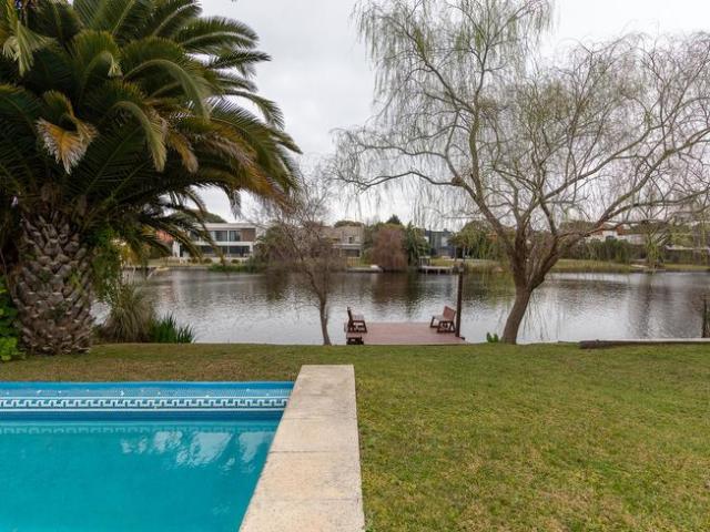 Casa con amarra en la mejor ubicación de la laguna