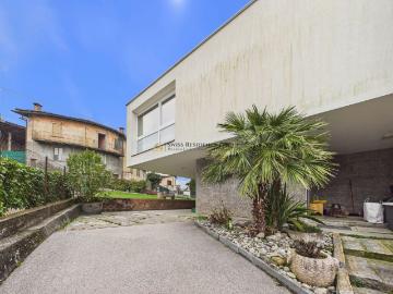 Casa con ampi spazi e deposito affittabile ottima opportunità ad Arzo