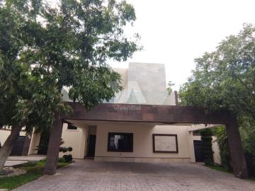 Casa con amplio jardín con palapa en Residencial San Alberto