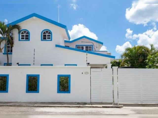 Casa con amplio jardín, dos niveles, a 4 cuadras del malecón, en venta