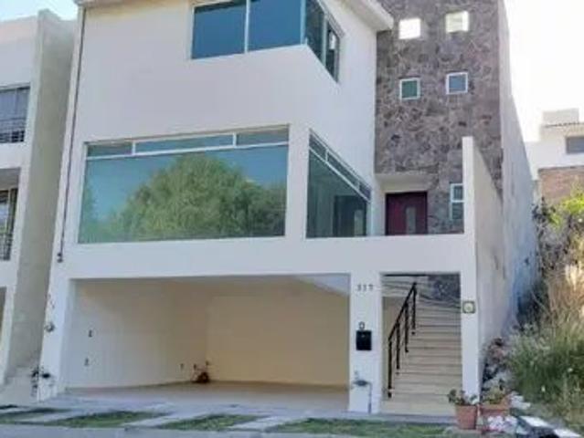 Casa con amplio jardín en renta en Barranca del Refugio zona norte