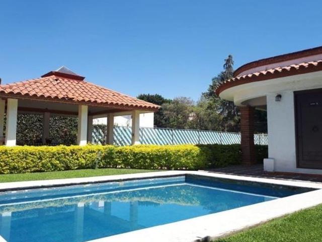 Casa con Amplio Jardín y Bungalows | A Pie del Centro Comercial