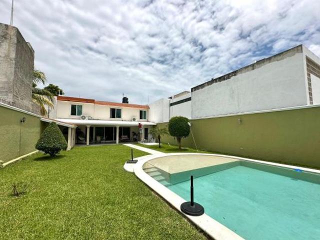 Casa con amplio jardín y piscina, en San Ramón Norte