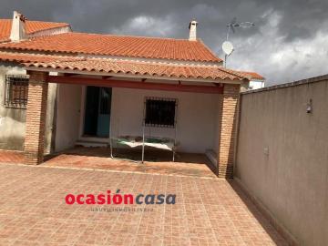 CASA CON AMPLIO PATIO Y TEJADO NUEVO