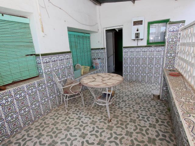 Casa con amplio patio y muchas posibilidades en Lobón