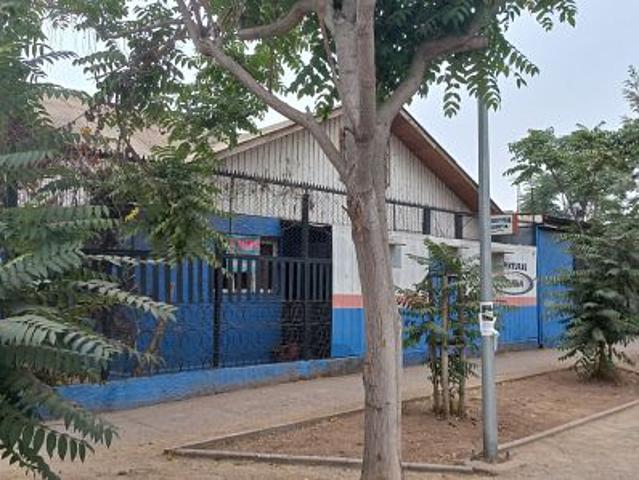 Casa con amplio terreno y local comercial