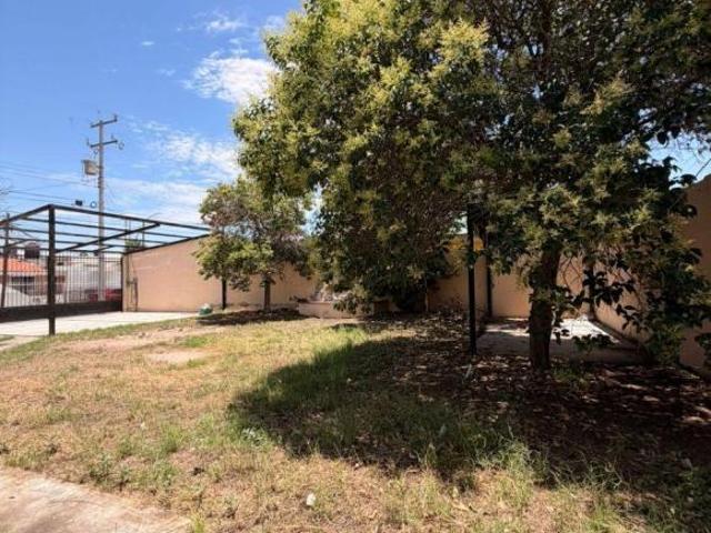 CASA CON AMPLIO TERRENO DE 560 M2 EN TULIPANES, SALTILLO