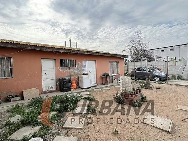 Casa con amplio terreno en av. Argentina las compañias | 6 dormitorios por 195000. 00 en La Serena