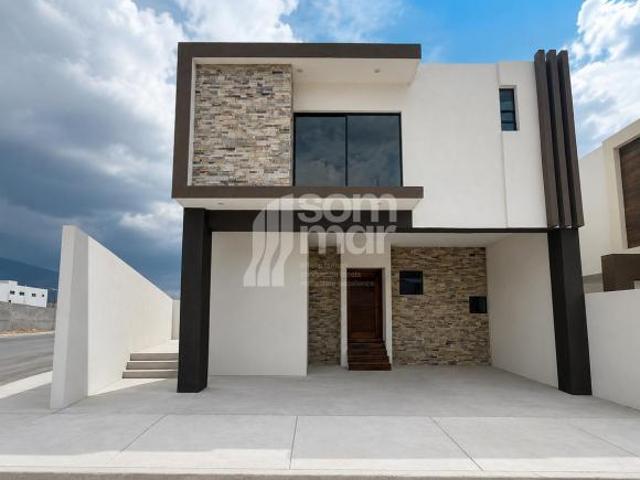 Casa con amplio terreno excedente y acceso por dos calles