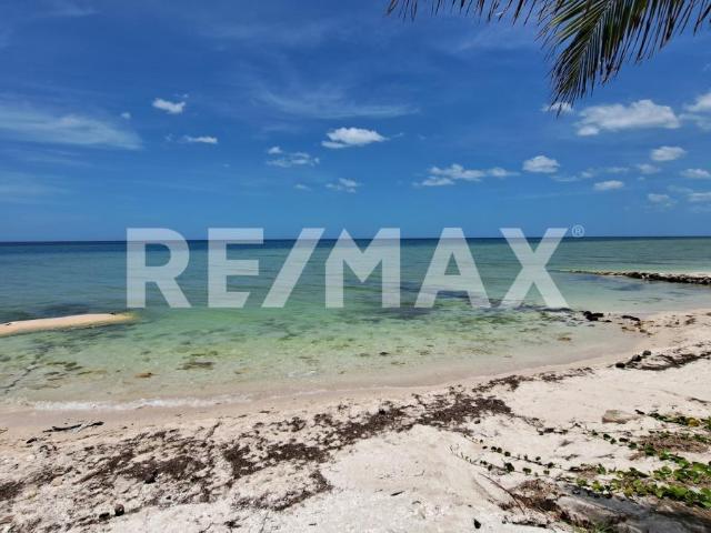 Casa con amplio terreno frente al mar en Chicxulub Puerto Progreso