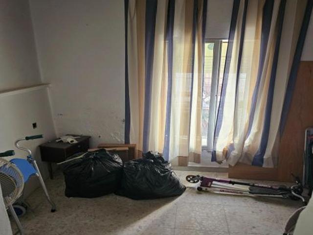 CASA CON AMPLIOS EXTERIORES EN BARRIO SAN MIGUEL