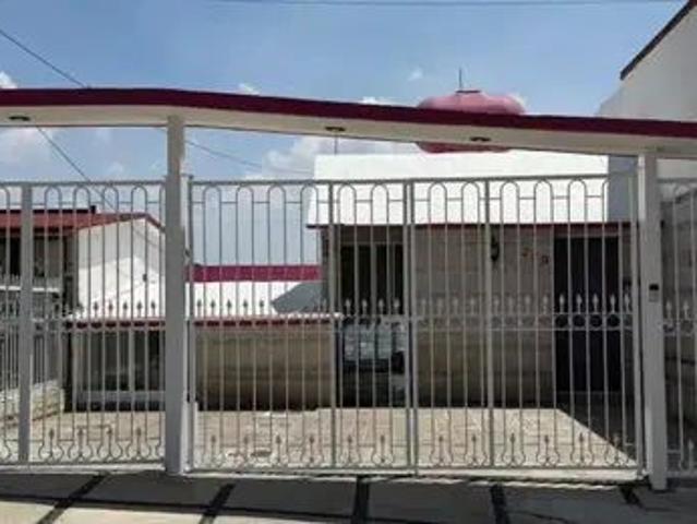 Casa con amplios espacios con vigilancia