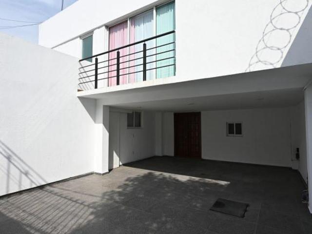 Casa con amplios espacios y una distribución funcional en Naucalpan