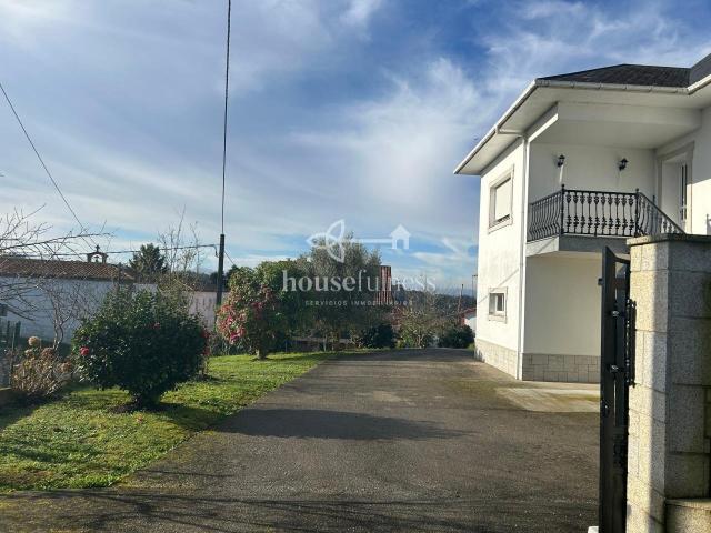 Casa con amplia finca en Miño Bienvenido a esta extraordinar. 339m² Miño