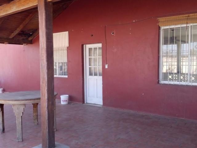 Casa con amplia terraza en barrio Lanusse