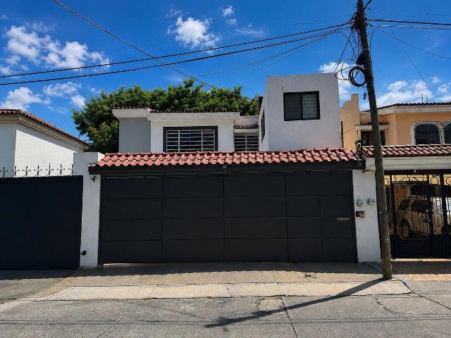 Casa con amplitud y comodidad Lomas Altas!