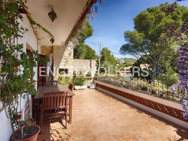 Casa con apartamento independiente y licencia turística en G. 295m² Llança
