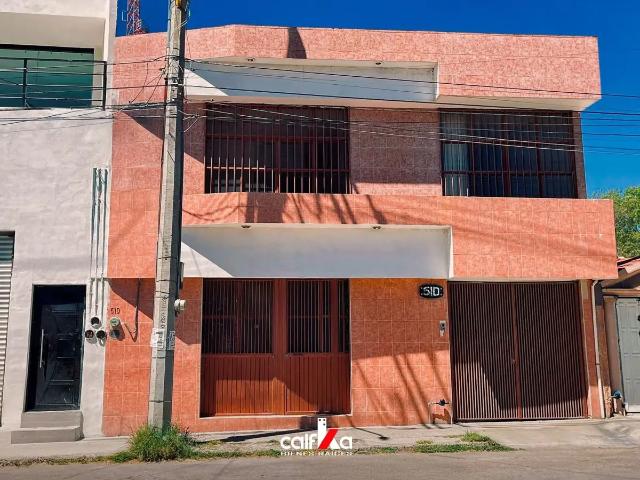 CASA CON AREA COMERCIAL AL FRENTE 5 OFICINAS