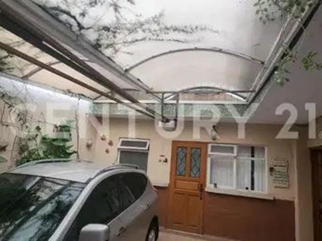Casa Con Área De Oficina En Renta