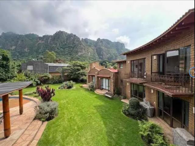 Casa con arquitectura orgánica y vista panorámica al Tepozteco
