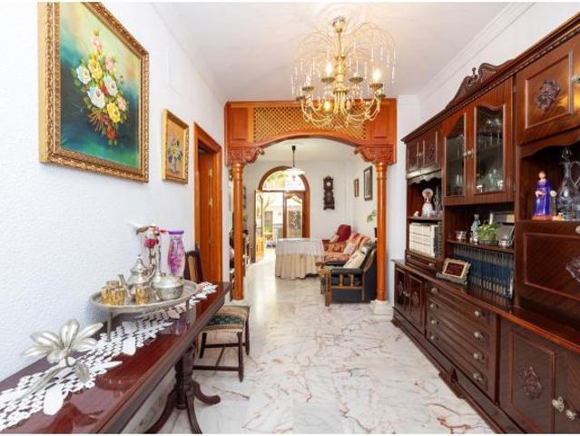 ? Casa con bajo comercial, bodega y terraza en pleno corazón de Lanjarón