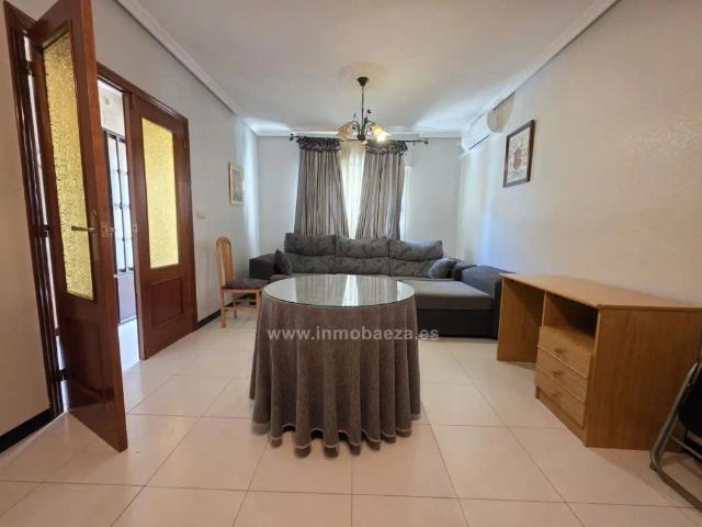 Casa con balcón en alquiler en Baeza