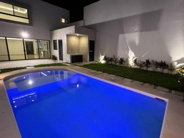 Casa con balcón, jardín y alberca privada en venta