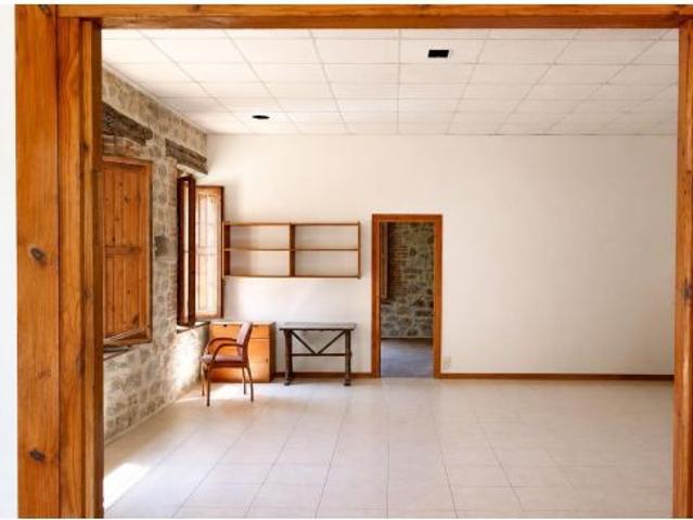 CASA CON BONITO TERRENO Y ZONA DE PARKING EN NOVALES