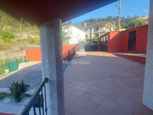 casa con bonitas vistas a la ria de aldan