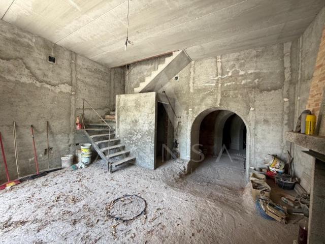 CASA CON BODEGA EN ARANZUEQUE A REFORMAR