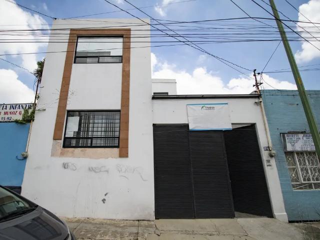 Casa con bodega en renta, a una calle av juarez Puebla
