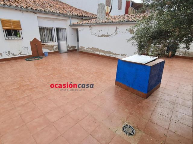 CASA CON BUEN PATIO EN LOS BLAZQUEZ