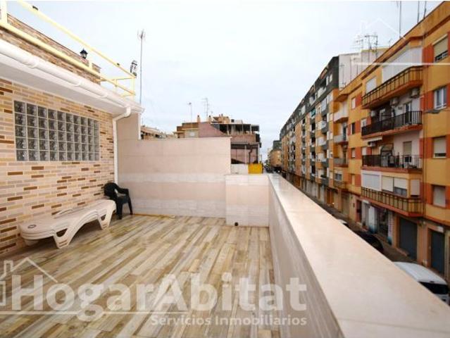 CASA CON CINCO TERRAZAS Y PAELLERO CERCA DE LA PLAYA