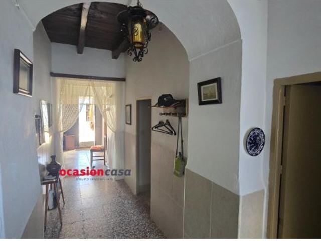 CASA CON COCHERA Y GRAN PATIO A LA VENTA