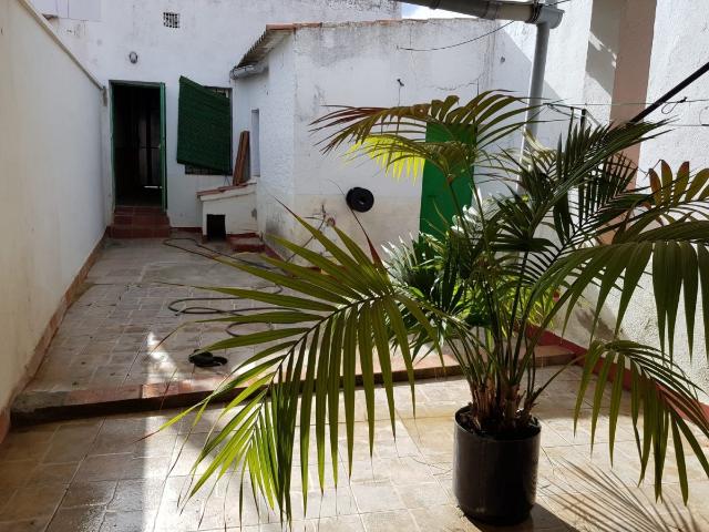 CASA CON COCHERA Y SALIDA A DOS CALLES