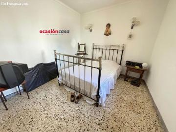 CASA CON COCHERA Y TERRENO A LA VENTA