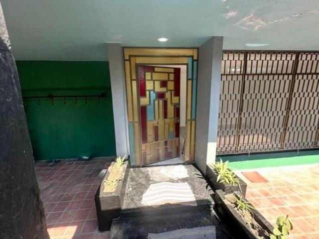 CASA CON CUATRO HABITACIONES, DOS ESTACIONAMIENTOS Y DOS BAÑOS