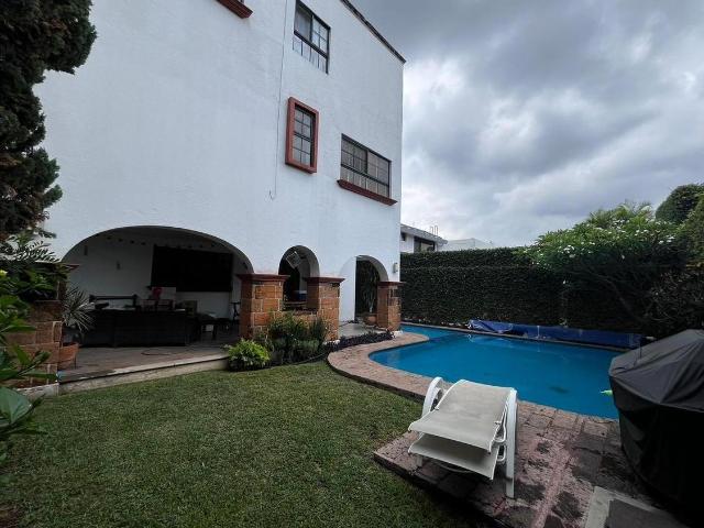 CASA CON DEPARTAMENTO CON ALBERCA EN CUERNAVACA?clave CS596