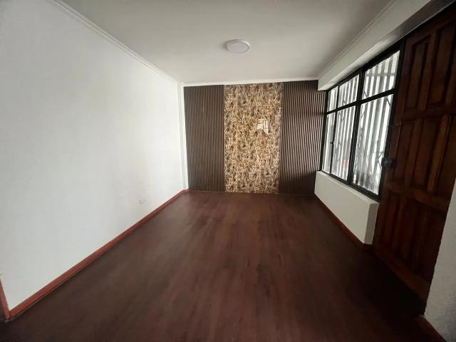 Casa con departamento interior, a pasos del metro las rejas