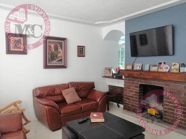 Casa con departamento independiente a la venta en Fracc. El Dorado, Ags