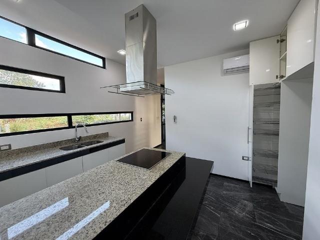 | Casa con diseño minimalista, en venta y renta. |