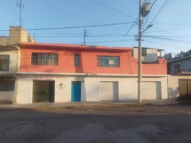 Casa con dos frentes y 3 accesorias