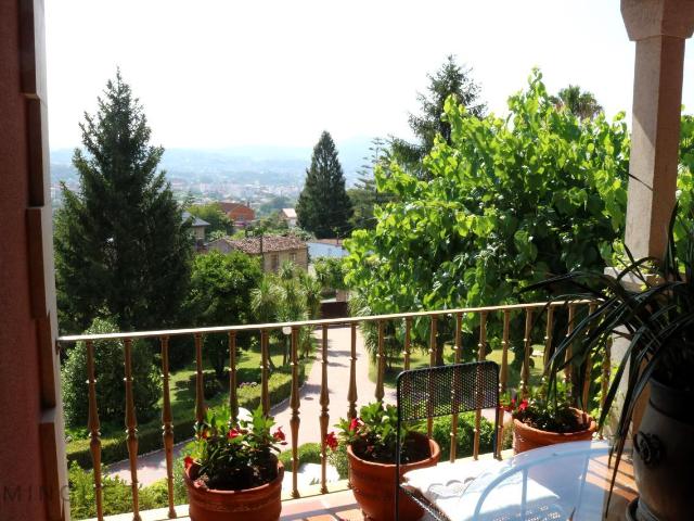 CASA CON DOS VIVIENDAS INDEPENDIENTES, JARDÍN Y VISTAS A LA CIUDAD DE PONTEVEDRA