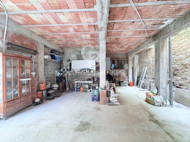 Casa con dos viviendas independientes y garaje en Serra