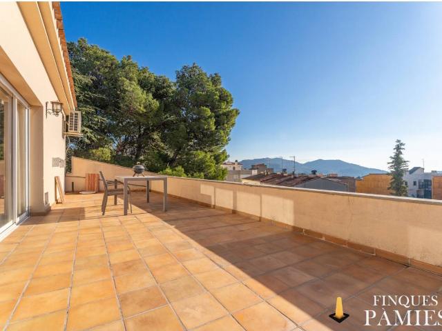 Casa con dos viviendas independientes y división horizontal– Planta Baja + Dúplex con terrazas, jardín y vistas!