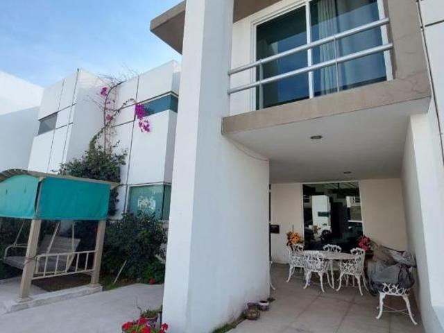 CASA CON ELEVADOR PARA PERSONA CON DISCAPACIDAD. 2NIV 3REC EQUIPADA 100%